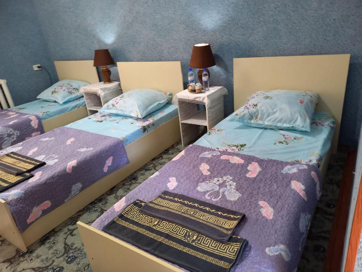 בוקורו Lion Guest House מראה חיצוני תמונה