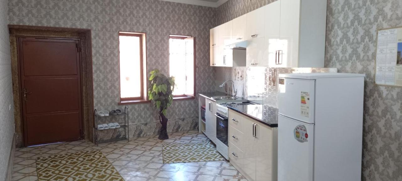 בוקורו Lion Guest House מראה חיצוני תמונה