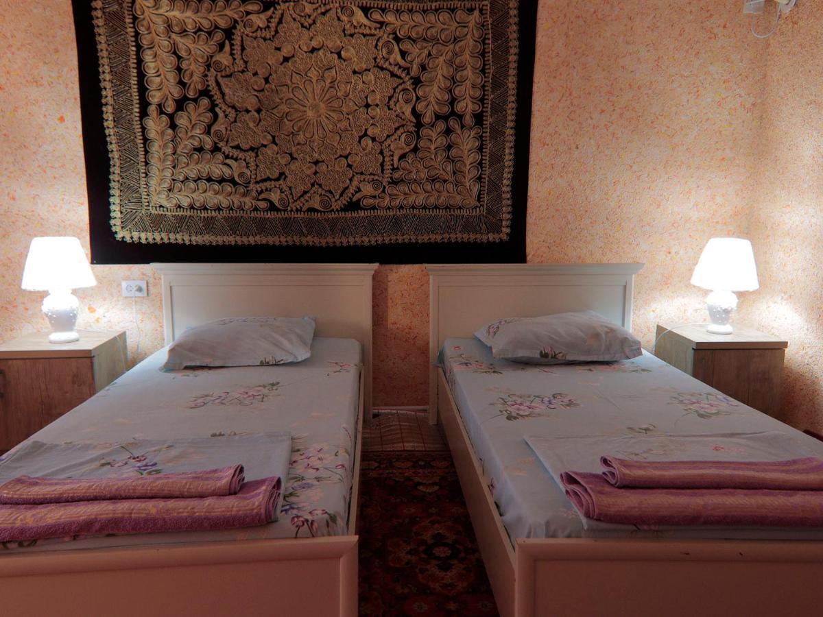 בוקורו Lion Guest House מראה חיצוני תמונה