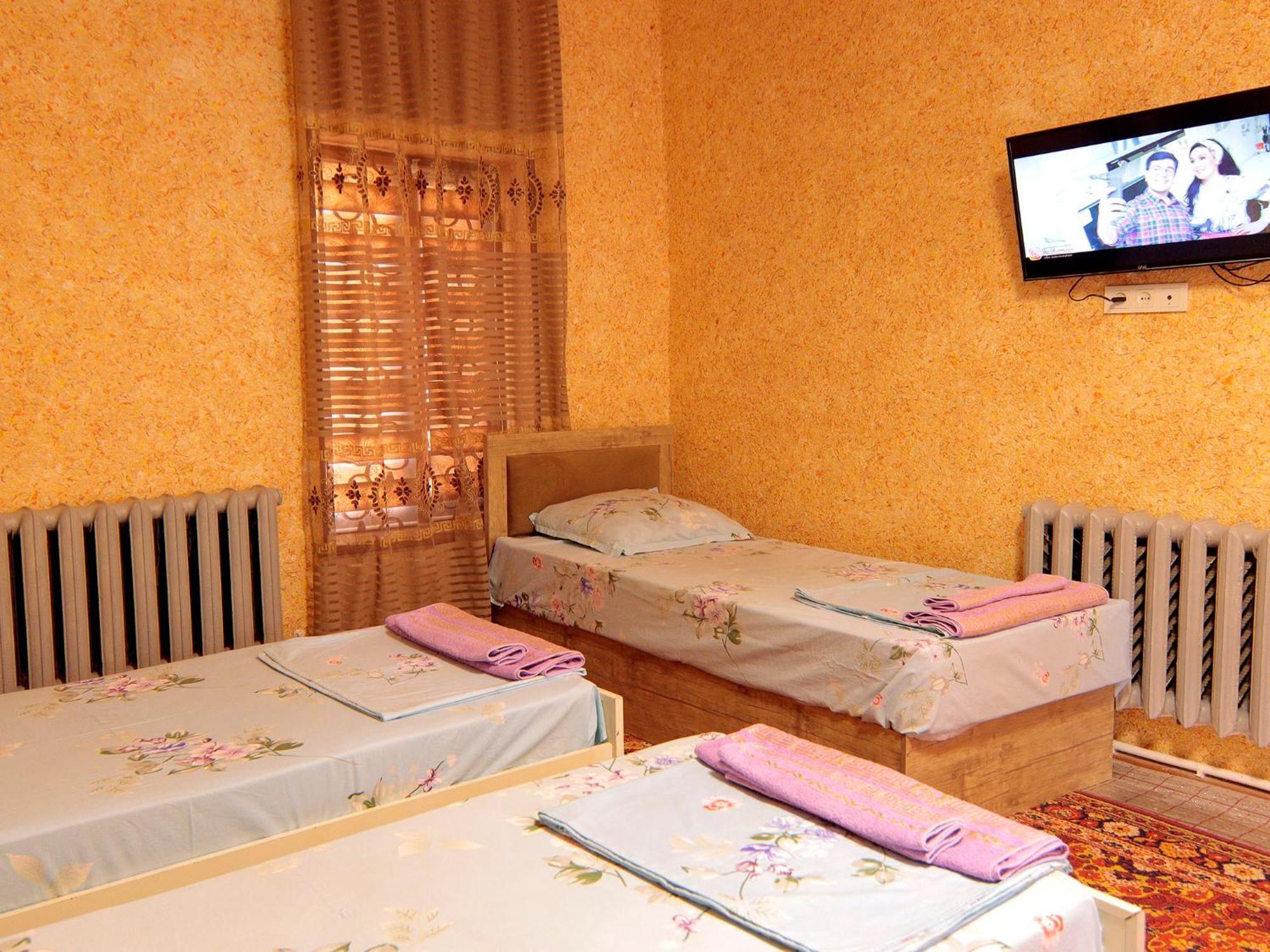 בוקורו Lion Guest House מראה חיצוני תמונה