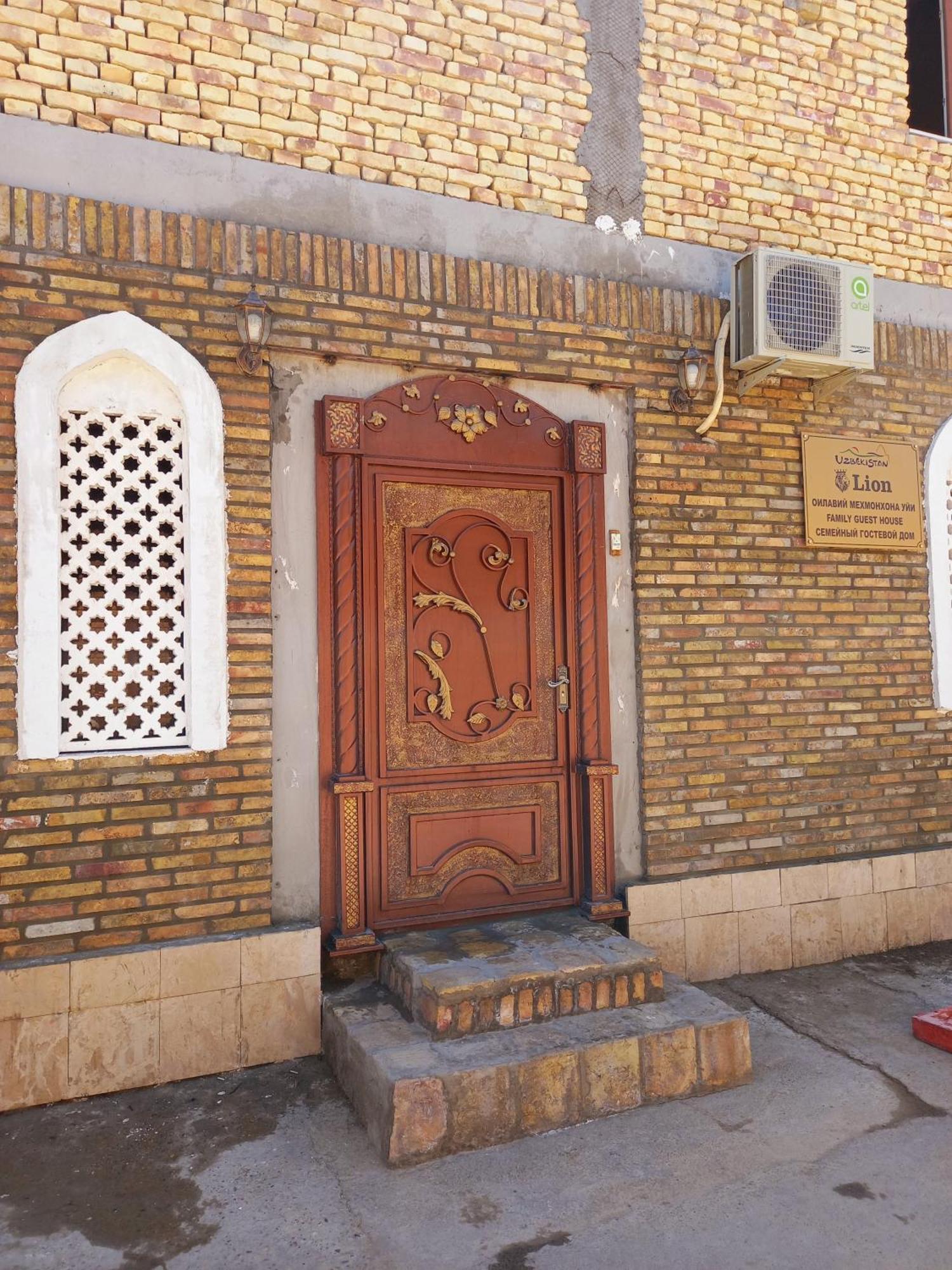 בוקורו Lion Guest House מראה חיצוני תמונה